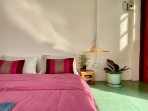 Baan KhaoSoi - Private room in a rooftop hostel 4th floor